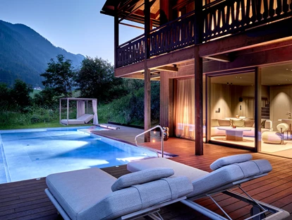 Hüttendorf - Hot Tub: beim Chalet - Pool-Chalet - AMONTI Chalets *****