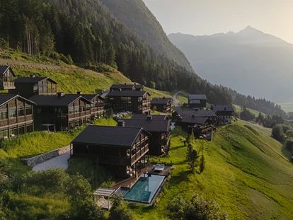 Hüttendorf - Hot Tub: beim Chalet - AMONTI Chaletresort ***** - AMONTI Chalets *****