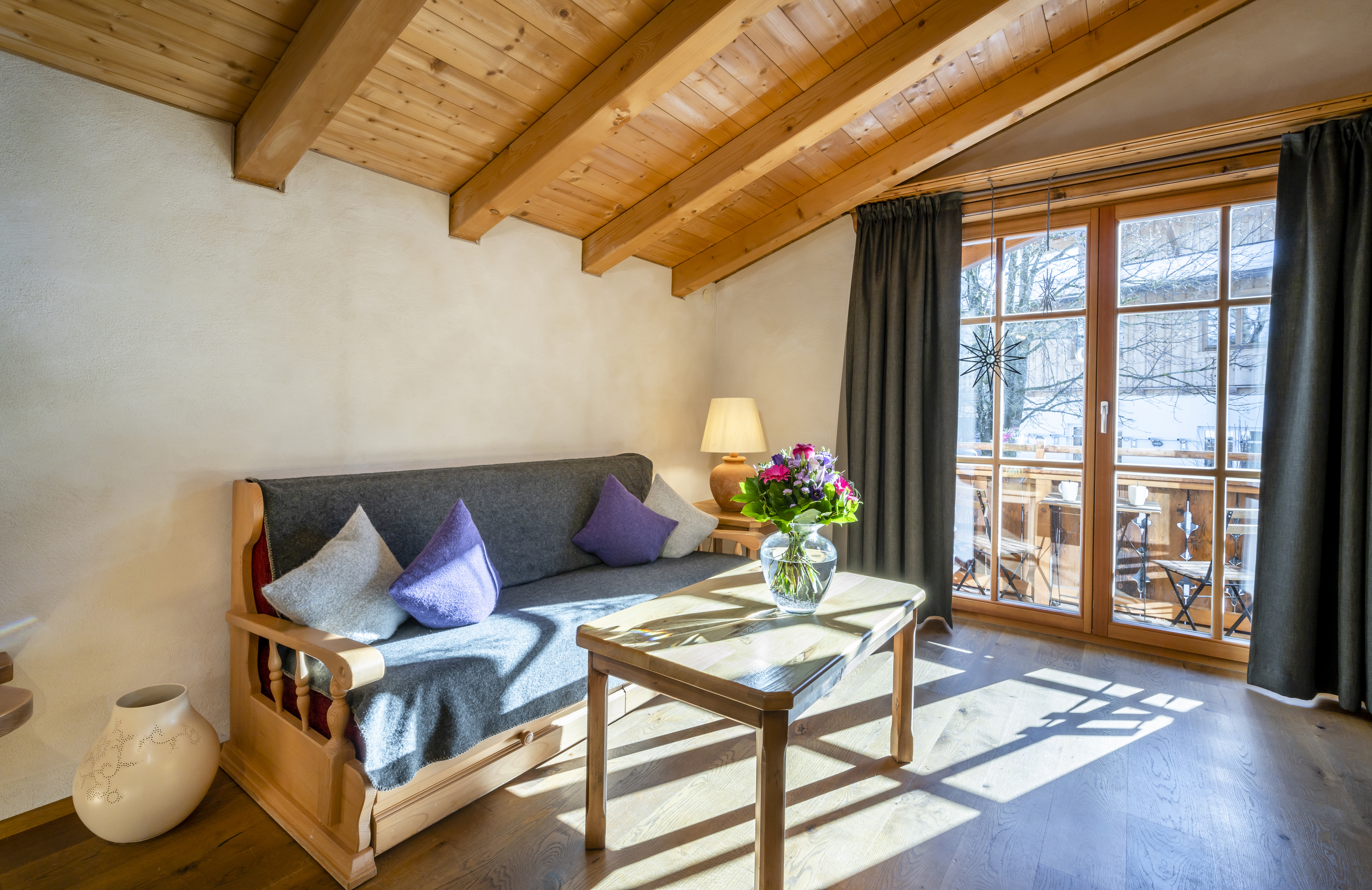 Chalet: Ankommen und genießen – helle Wohnbereiche mit Balkon in der almlust in Flachau bieten dir Ruhe, Komfort und einen traumhaften Ausblick.

Arrive and enjoy – bright living areas with balcony at almlust in Flachau offer comfort, calm and beautiful views. - almlust - Innen
