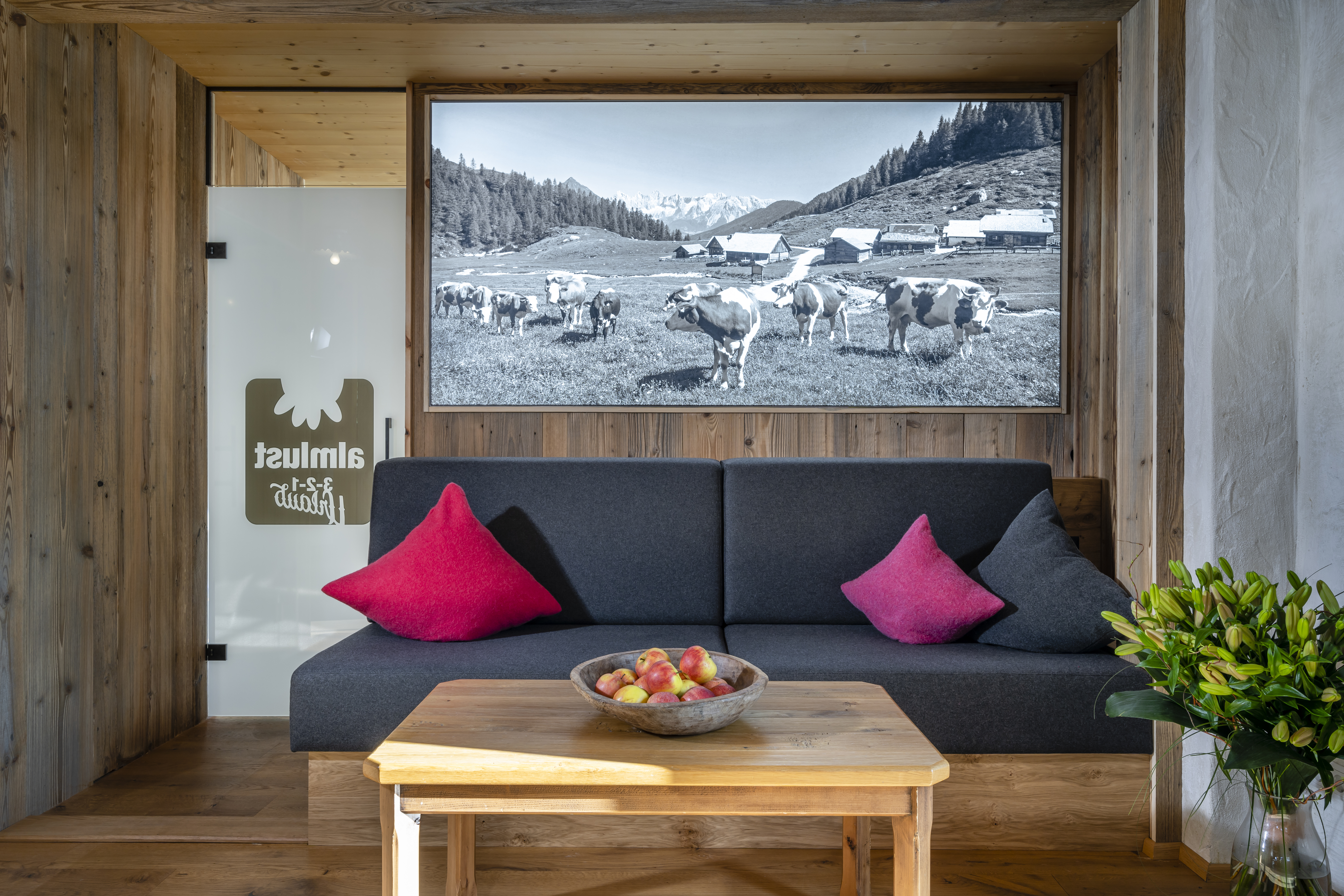 Chalet: Zurücklehnen mit Aussicht – gemütliche Rückzugsorte in der almlust in Flachau verbinden alpinen Stil mit entspannter Atmosphäre.


Relax with a view – cozy retreat spots at almlust in Flachau combine alpine style with a relaxed atmosphere. - almlust - Innen