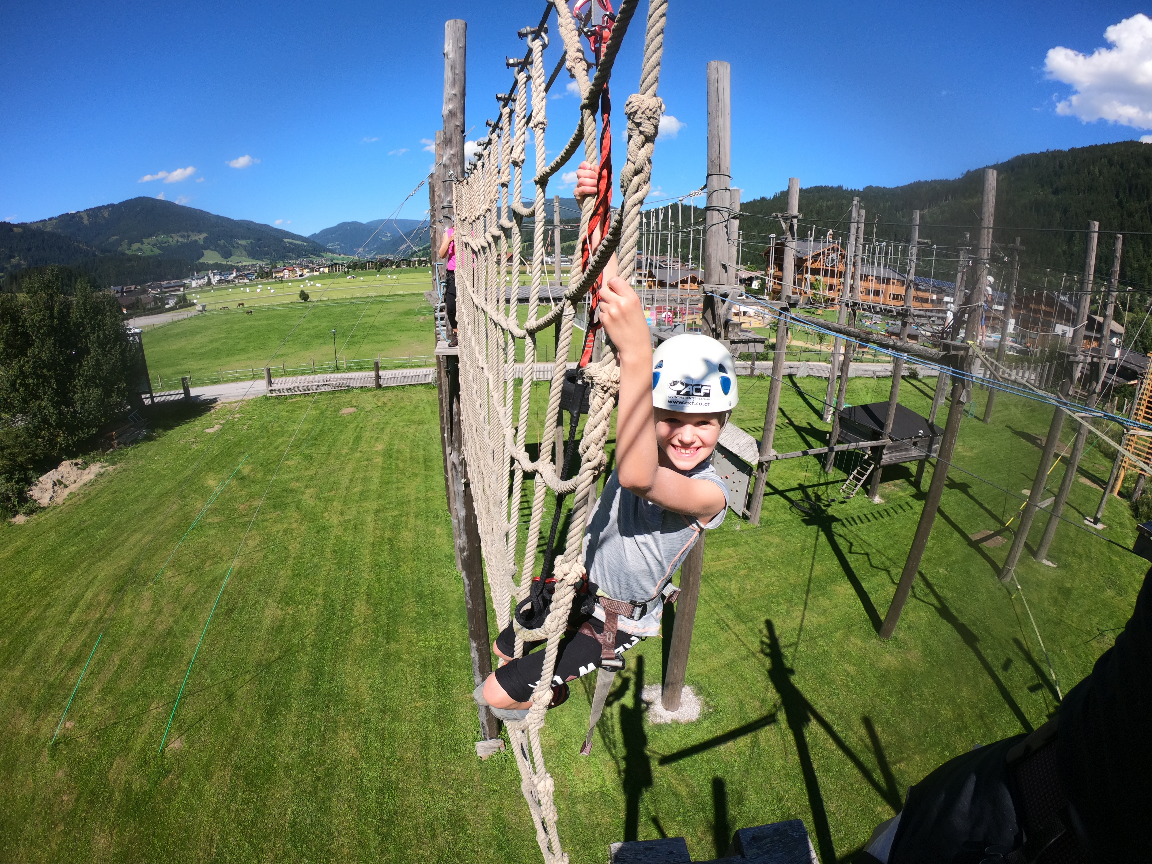 Chalet: Action und Adrenalin pur – im Hochseilgarten in Flachau erlebst du Nervenkitzel, Abenteuer und jede Menge Spaß in luftiger Höhe.

Action and pure adrenaline – the high ropes course in Flachau offers thrills, adventure and plenty of fun high above the ground. - almlust - Außen