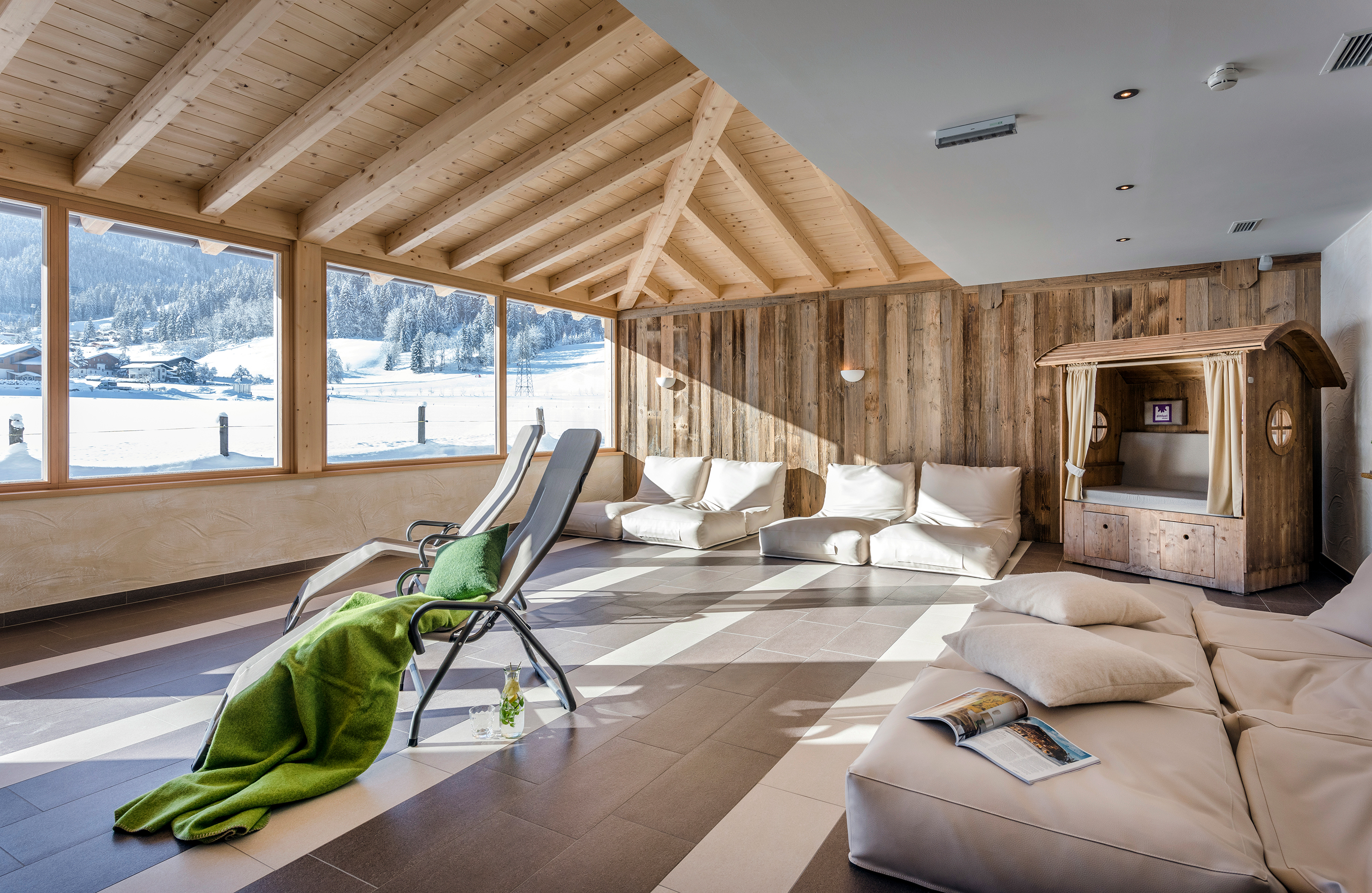 Chalet: Zurücklehnen und genießen – im Ruheraum der almlust in Flachau erwarten dich warme Sonnenstrahlen, alpine Ausblicke und pure Tiefenentspannung.

Lean back and enjoy – the relaxation room at almlust in Flachau offers warm sunlight, alpine views and deep relaxation. - almlust - Innen, Wellness | Entspannen