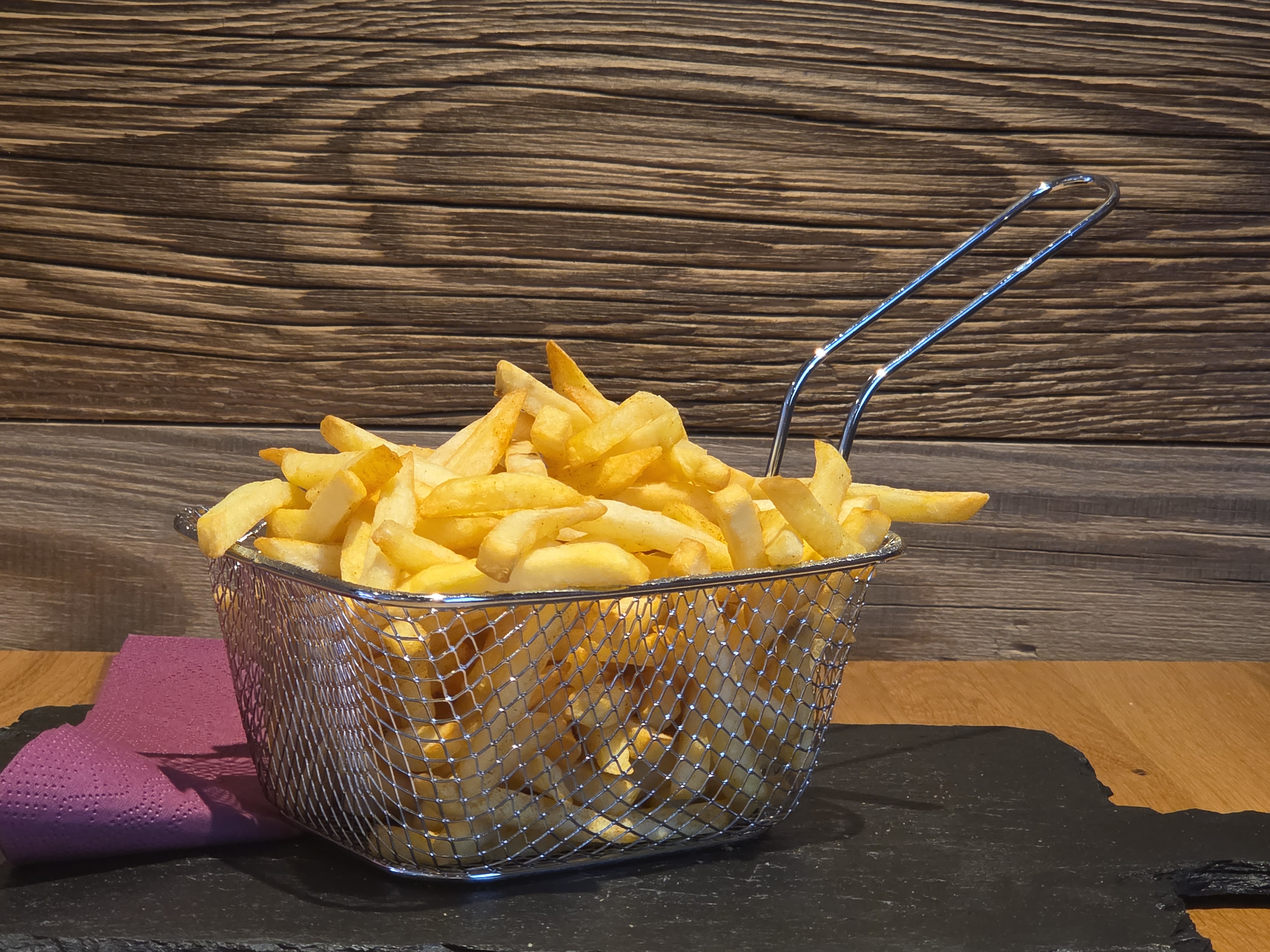 Chalet: Klassiker zum Genießen – goldene Pommes und einfache Lieblingsgerichte für entspannte Genussmomente in der almlust in Flachau.

Classic comfort – golden fries and simple favorites for relaxed moments of enjoyment at almlust in Flachau. - almlust - Essen | Trinken