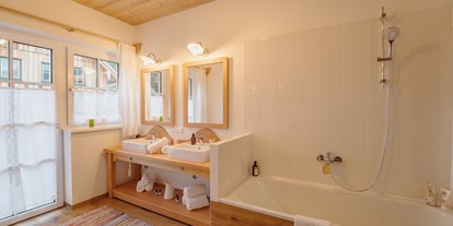 Hüttendorf - Irdning - Badezimmer im Haus Grundlsee - Narzissendorf Zloam
