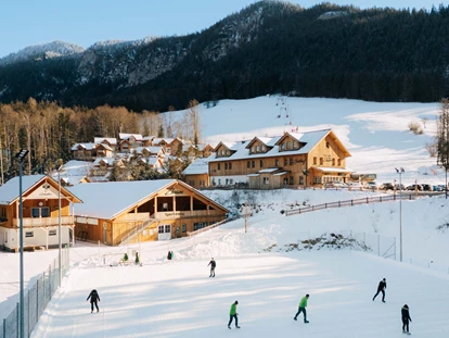 Hüttendorf - Chaletgröße: 8 - 10 Personen - Eislaufplatz und Skihang im Narzissendorf Zloam - Narzissendorf Zloam - Grundlsee
