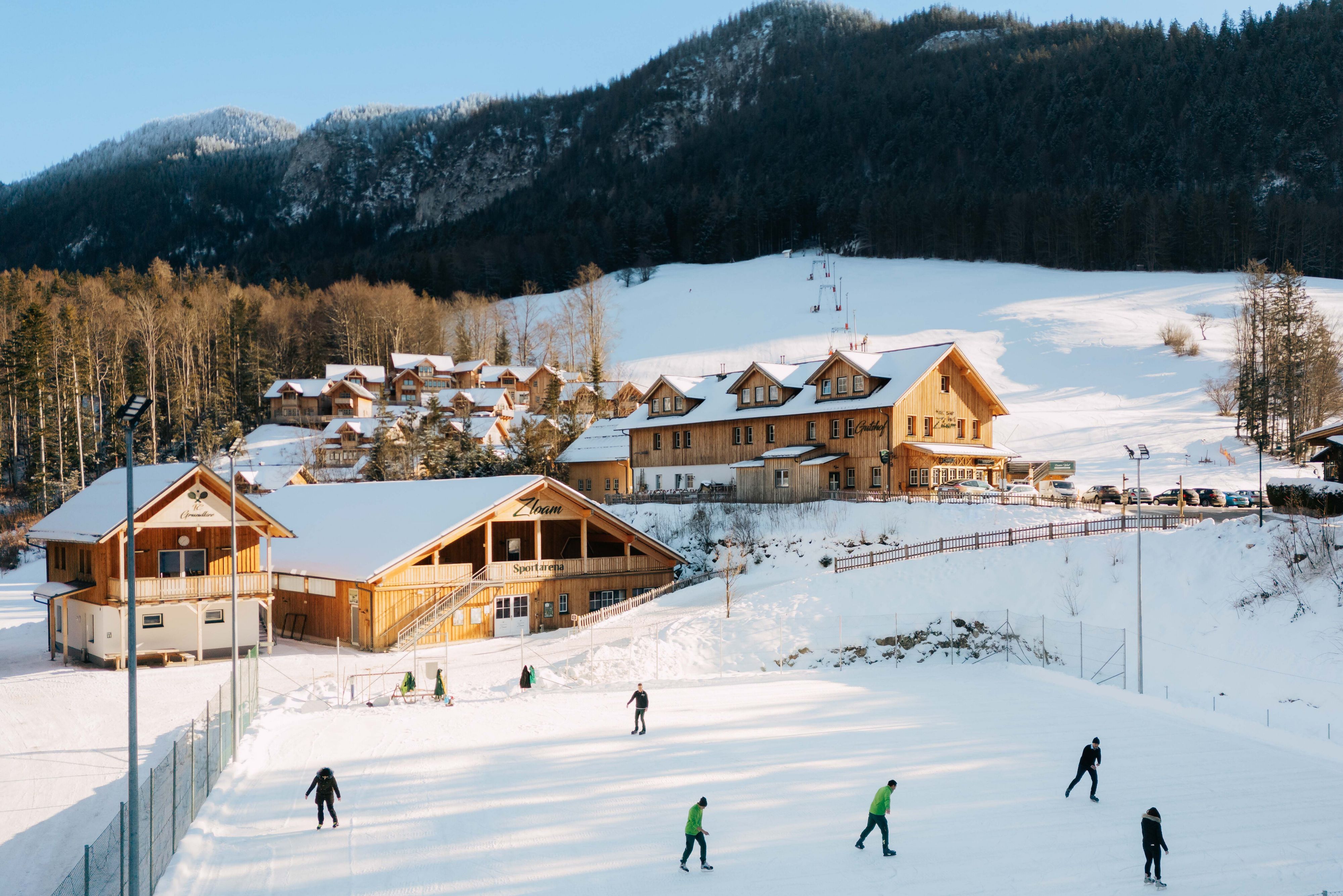 Chalet: Eislaufplatz und Skipiste im Narzissendorf Zloam - Narzissendorf Zloam - Grundlsee - Außen