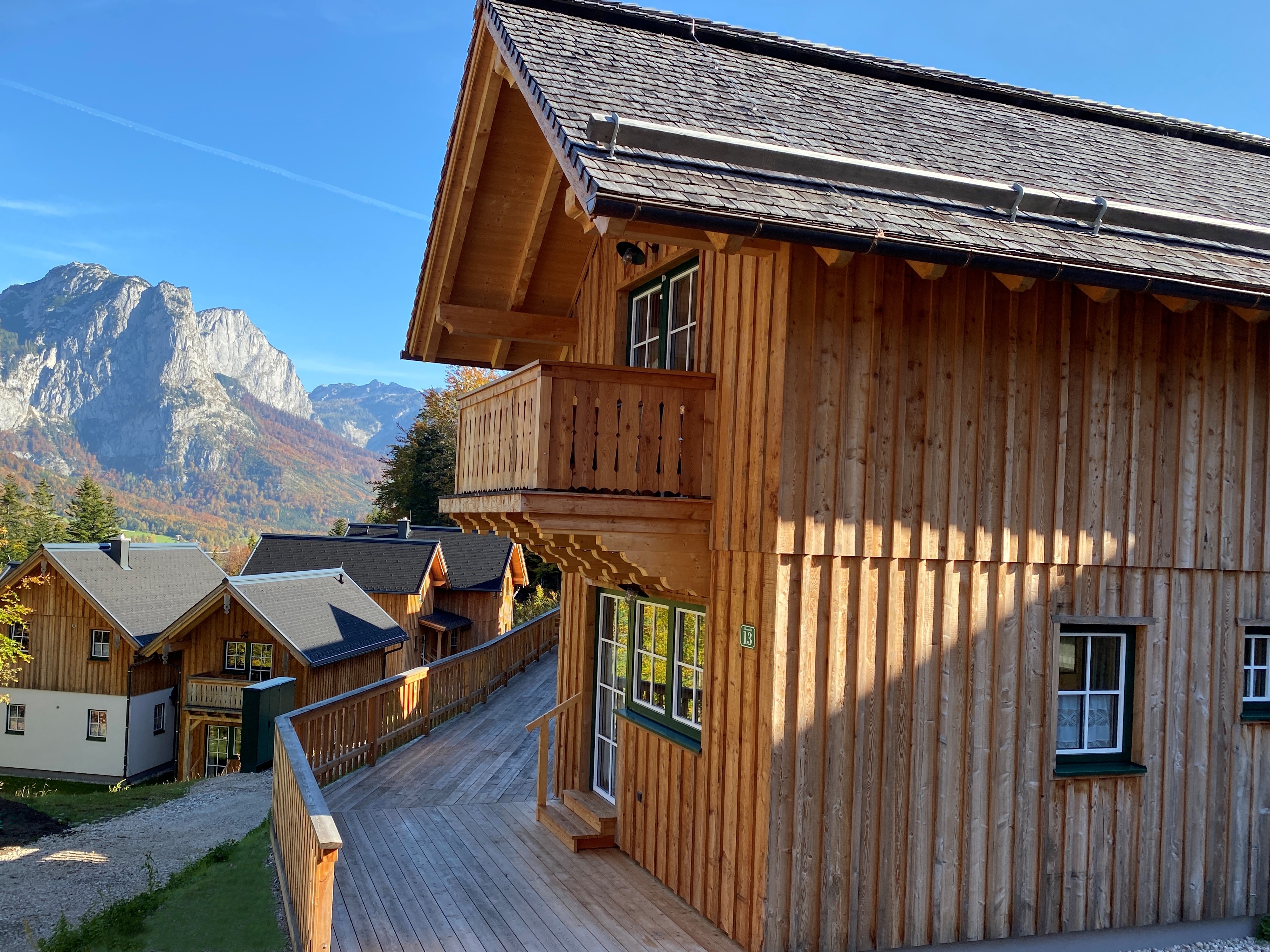 Chalet: Terrasse mit Blick in das Bergpanorama im Narzissendorf Zloam - Narzissendorf Zloam - Grundlsee