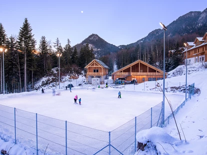 Hüttendorf - Chaletgröße: 8 - 10 Personen - Eislaufen am Natureislaufplatz im Narzissendorf Zloam - Narzissendorf Zloam - Grundlsee