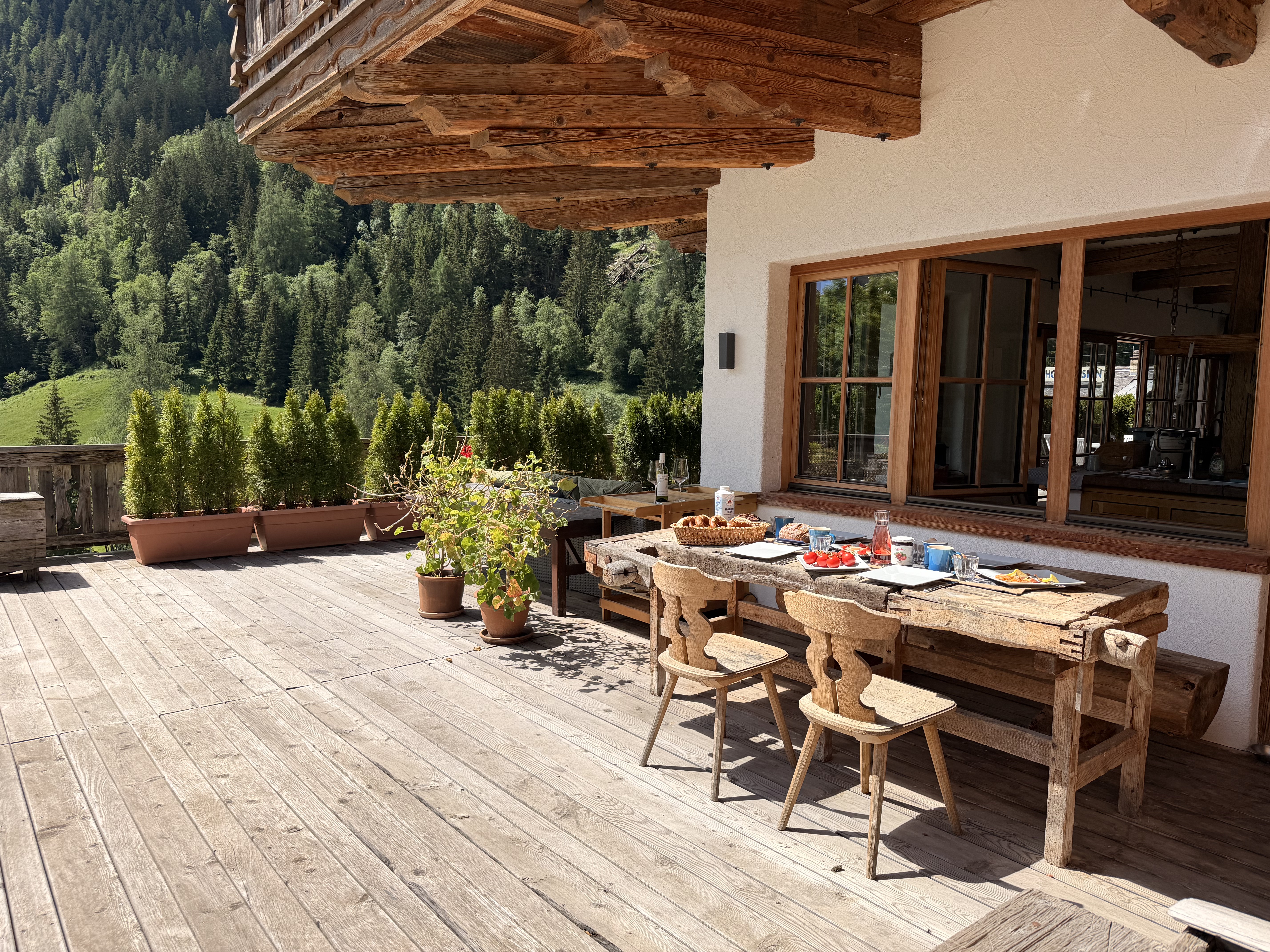 Chalet: Frühstück auf der Ostterrasse der Pfauensuite - Chalets Eggerfeld