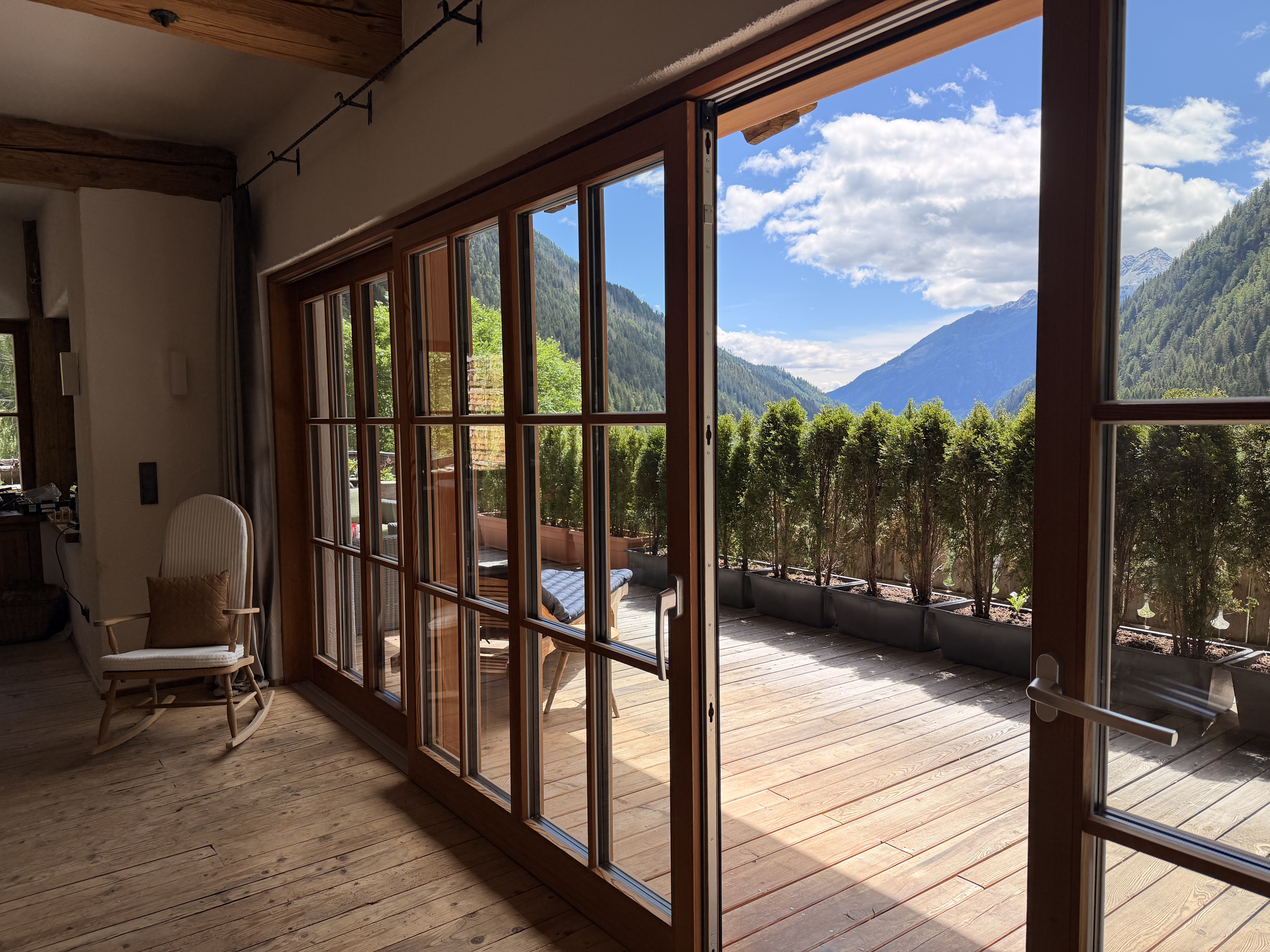 Chalet: Terrassenausgang im Wohnzimmer - Chalets Eggerfeld