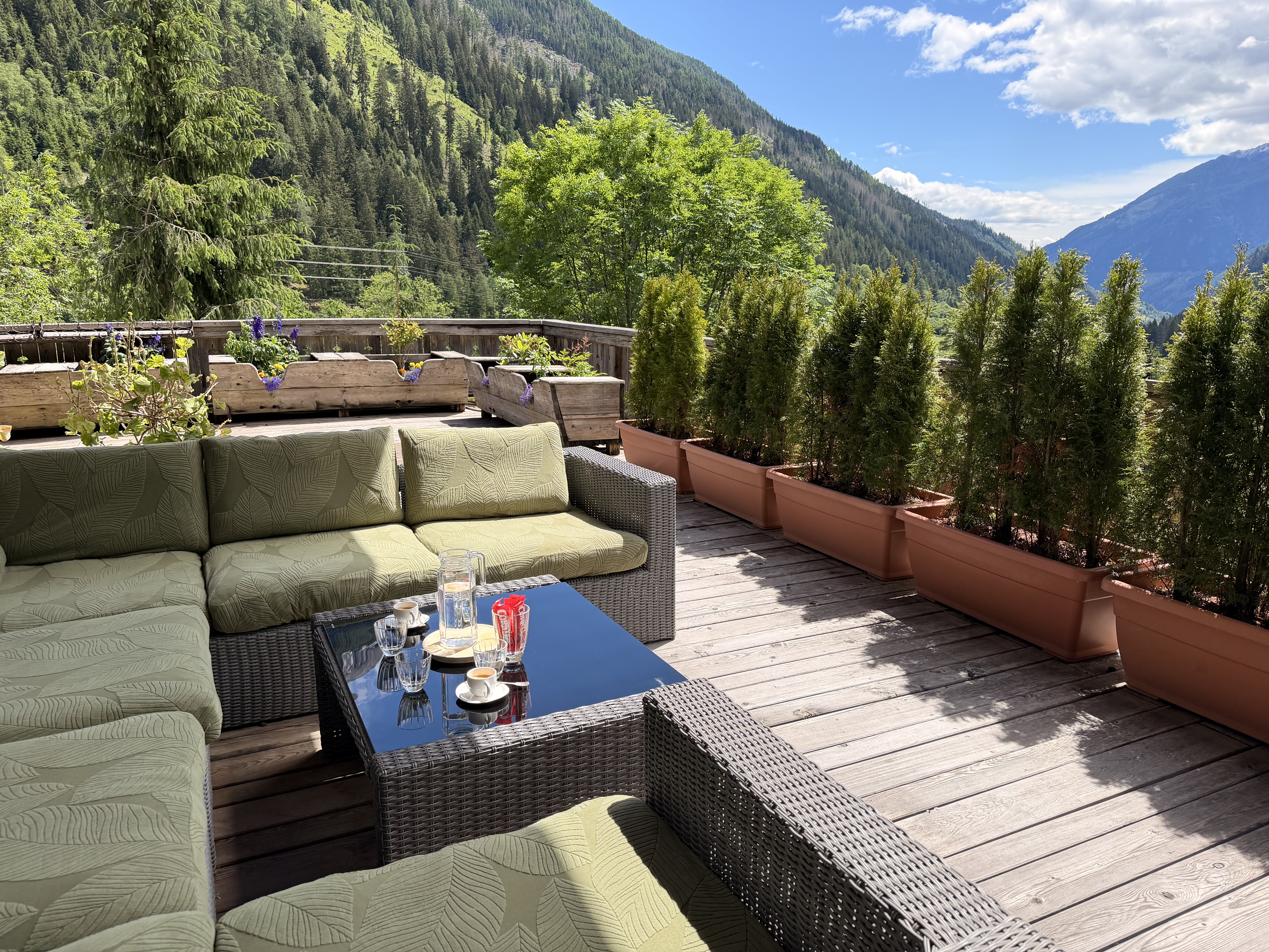 Chalet: Auf der riesigen Terrasse wird das Wohnen nach draußen verlegt - Chalets Eggerfeld