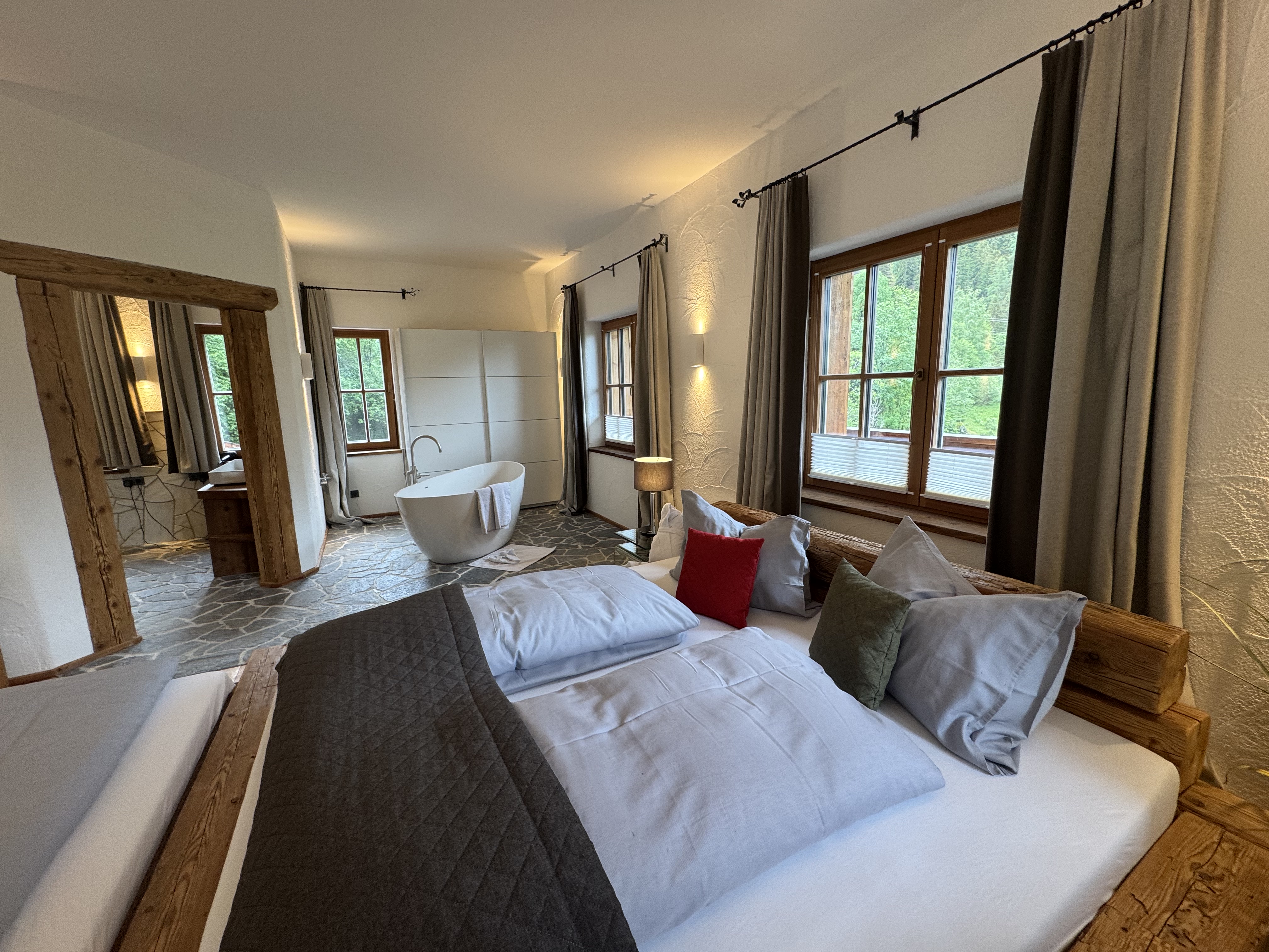 Chalet: Schlafzimmer Pfauensuite mit Raumbadewanne - Chalets Eggerfeld