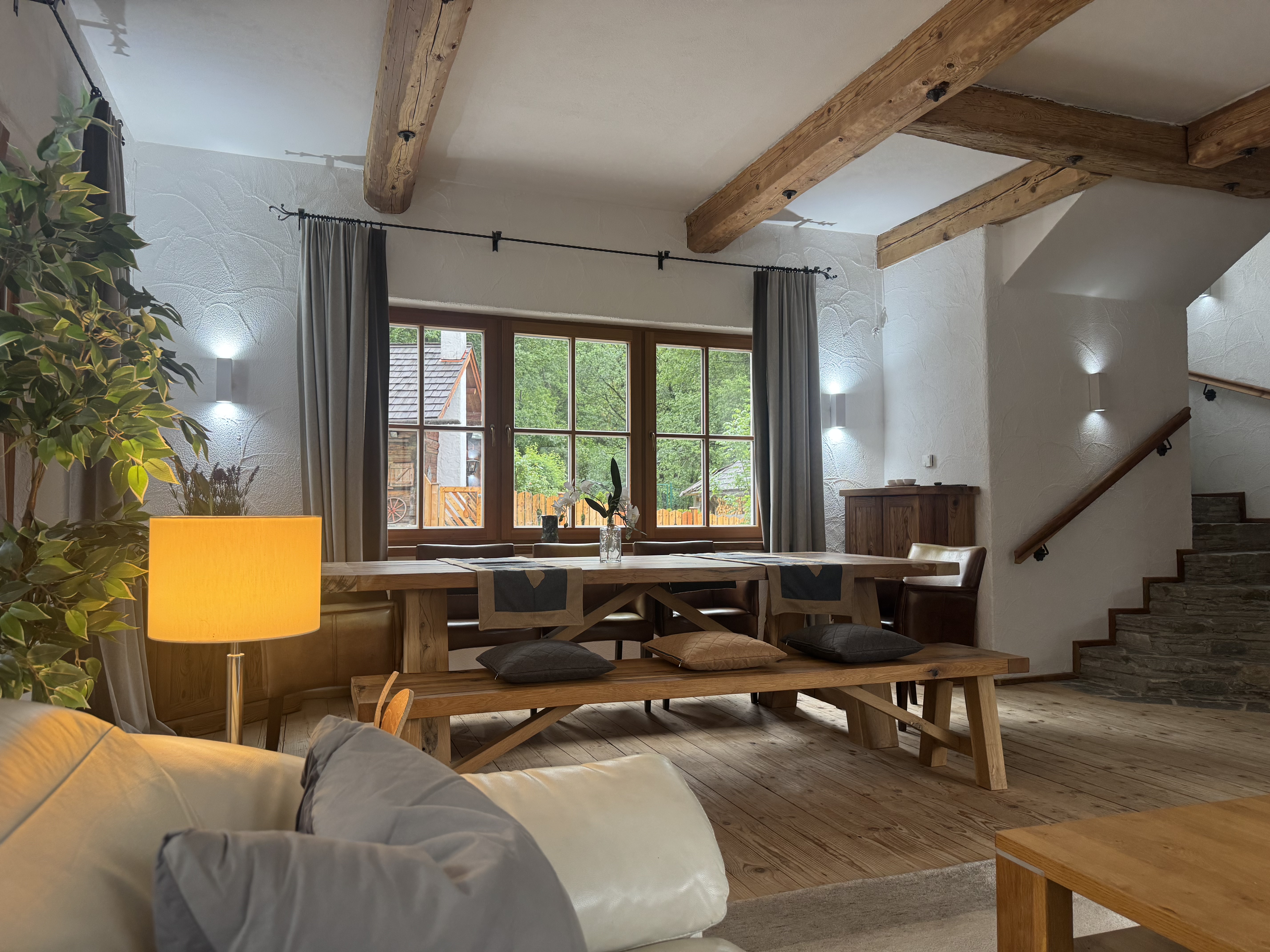 Chalet: Wohnzimmer Pfauensuite mit Eßbereich - Chalets Eggerfeld