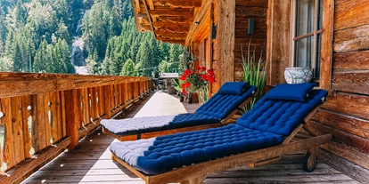 Hüttendorf - Weng (Goldegg) - Die Terrasse der Junior-Suite Wasserfall bietet einen fantastischen Blick übers Tal - Hideaway Eggerfeld