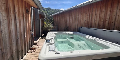 Hüttendorf - Weng (Goldegg) - Whirlpool auf der Dachterrasse im Premium Chalet Berg.Pioniere - ALPEGG CHALETS