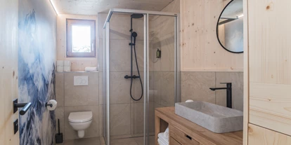 Hüttendorf - Weng (Goldegg) - Modernes Bad im Tiny Chalet Kalipé mit Dusche, WC und Waschbecken – ausgestattet mit Pflegeartikeln und frischen Handtüchern. - ALPEGG CHALETS