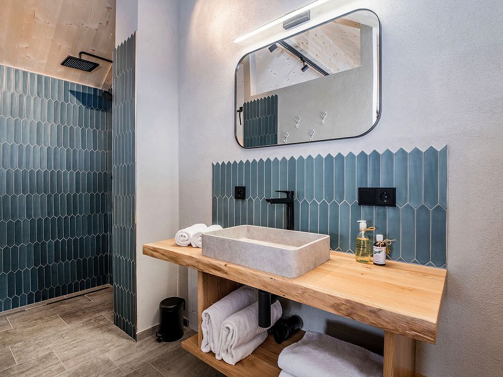 Chalet: Im Casa Defrancesco - Badezimmer mit Dusche, Waschbecken, frischen Handtüchern und Pflegeartikeln. - ALPEGG CHALETS