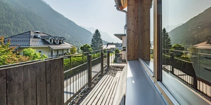 Hüttendorf - Weng (Goldegg) - Tiny Chalet Kalipé: Kleine Terrasse mit Sitzbank und Blick auf die Steinplatte – ideal zum Entspannen im Freien. - ALPEGG CHALETS