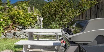 Hüttendorf - Weng (Goldegg) - Gemeinschaftsgrill für gesellige Abende im Garten - ALPEGG CHALETS