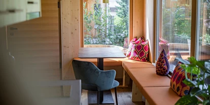 Hüttendorf - Weng (Goldegg) - Tiny Chalet Kalipe – Gemütlicher Essbereich am Fensterplatz mit Blick auf die Berge - ALPEGG CHALETS