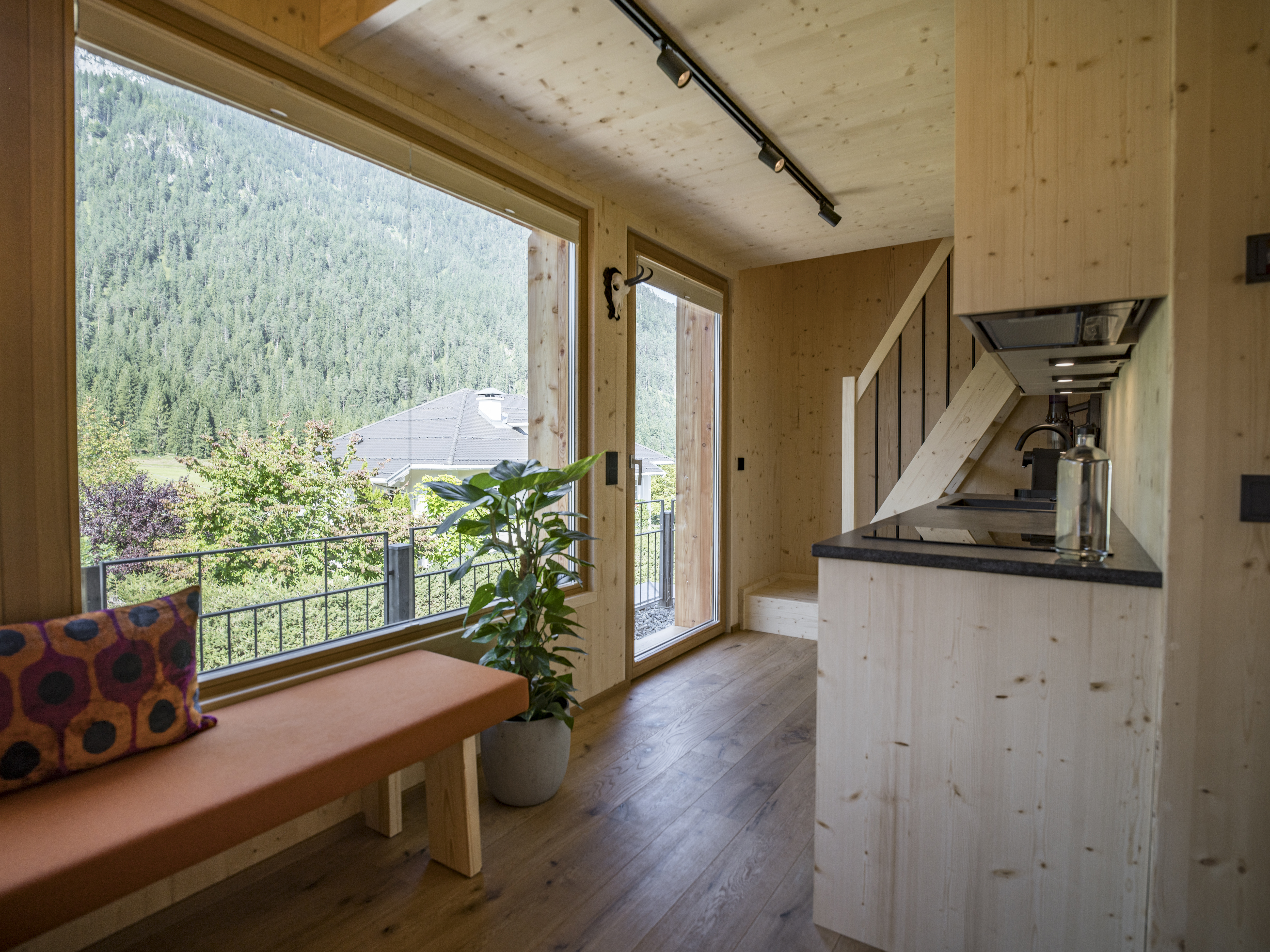 Chalet: Tiny Chalet Kalipe – Moderne Küche mit direktem Blick auf die Steinplatte - ALPEGG CHALETS - Essen | Trinken, Innen