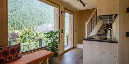 Hüttendorf - Weng (Goldegg) - Tiny Chalet Kalipe – Moderne Küche mit direktem Blick auf die Steinplatte - ALPEGG CHALETS