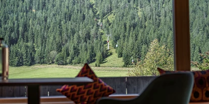 Hüttendorf - Weng (Goldegg) - Tiny Chalet Kalipe – Gemütlicher Essbereich am Fensterplatz mit Blick auf die Berge - ALPEGG CHALETS