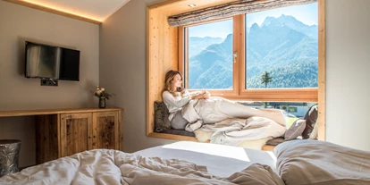 Hüttendorf - Weng (Goldegg) - Masterbedroom mit Window Seat und Blick auf die Loferer Steinberge - ALPEGG CHALETS