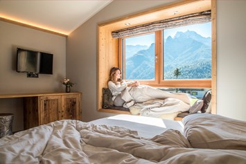 Chalet: Masterbedroom mit Window Seat und Blick auf die Loferer Steinberge - ALPEGG CHALETS
