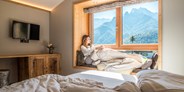 Hüttendorf - Chaletgröße: 2 - 4 Personen - Tiroler Unterland - Masterbedroom mit Window Seat und Blick auf die Loferer Steinberge - ALPEGG CHALETS