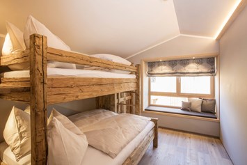Chalet: Uriges Schlafzimmer mit Luxus Altholz Stockbett - ALPEGG CHALETS