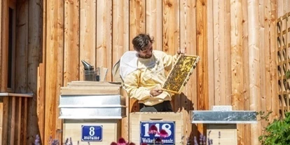 Hüttendorf - Weng (Goldegg) - Hauseigene Bio Imkerei mit einem der besten Honige in ganz Tirol. - ALPEGG CHALETS