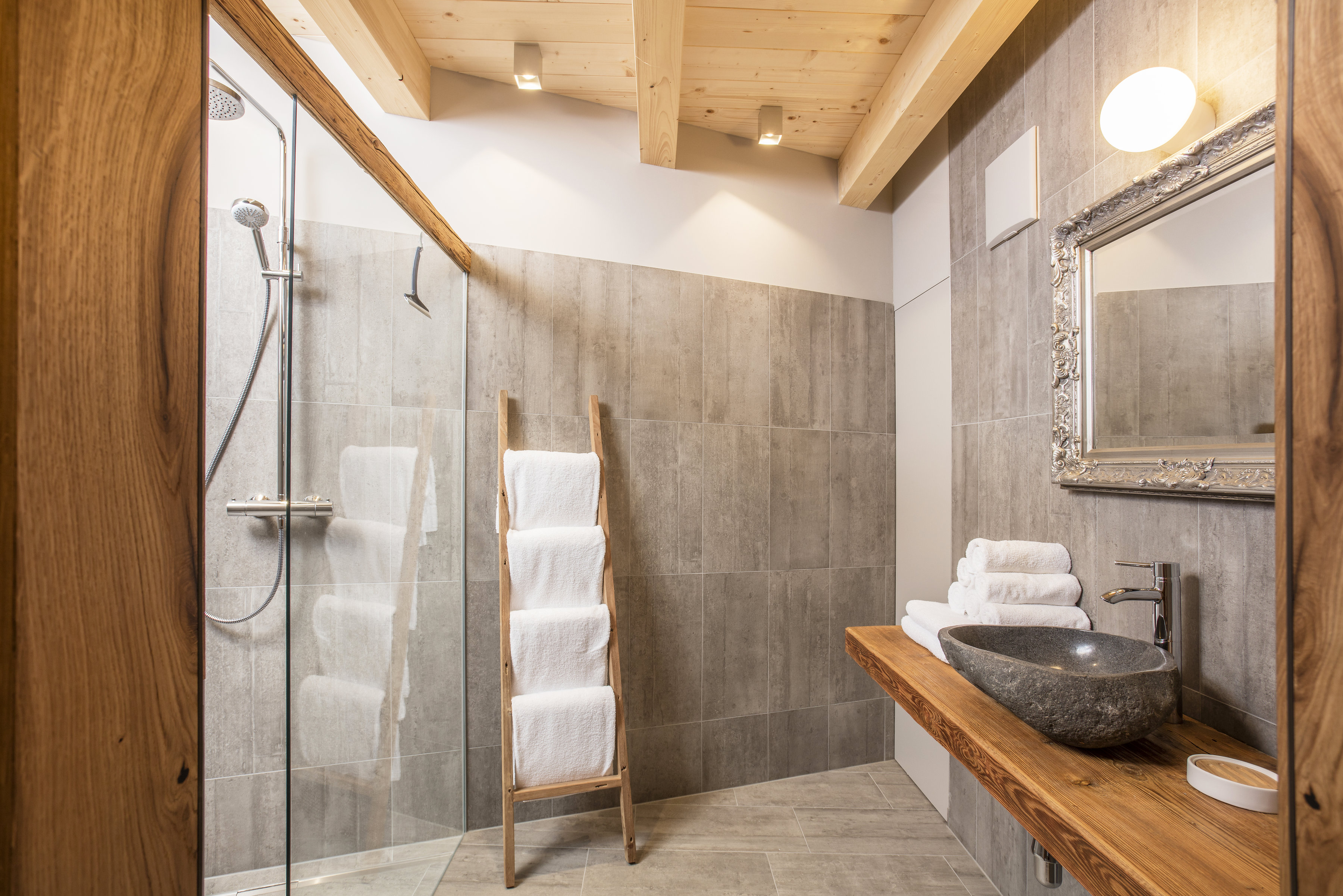 Chalet: Badezimmer mit Steinwaschbecken und Regendusche - BIO CHALETS ALPEGG - Innen, Wellness | Entspannen