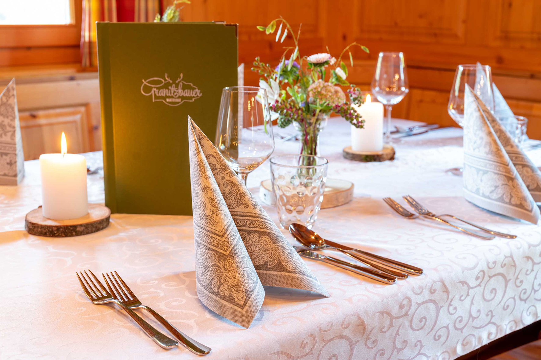 Chalet: Wirtshaus Granitzbauer

Neben den Chalets liegt übrigens das Wirtshaus Granitzbauer, wo du beste österreichische Küche genießen kannst. Außerdem gibt es dort eine Greißlerei, in der du „Wirtshausküche im Glas“ und regionale Produkte bekommst, die du dann in deinem Chalet oder auf deiner Terrasse verspeisen kannst, wann immer du möchtest.

Das Wirtshaus ist normalerweise von Mittwoch bis Samstag geöffnet, das kann aber hin und wieder aufgrund von Feiertagen oder Veranstaltungen abweichen. Die aktuellen Öffnungszeiten vom Wirtshaus Granitzbauer findest du unter www.granitzbauer.at - Das Wiesenquartier - Essen | Trinken